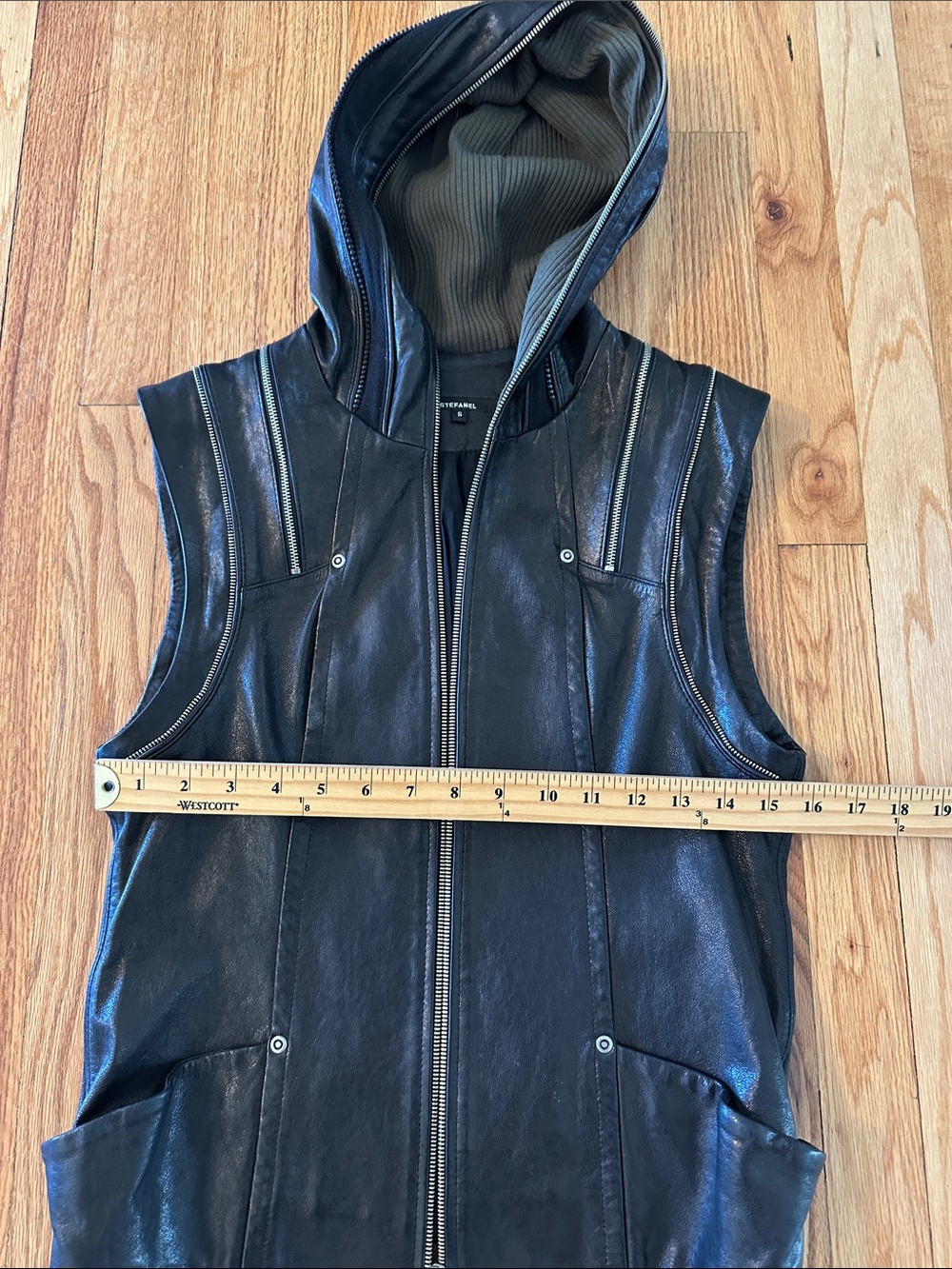 Stefanel leather vest size S. Hood with olive green lining.2010 - Picture 7 of 8